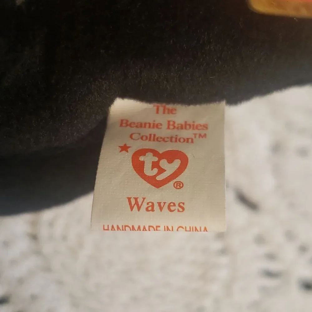 Vintage 1996 Ty Beanie Baby WAVES the Whale